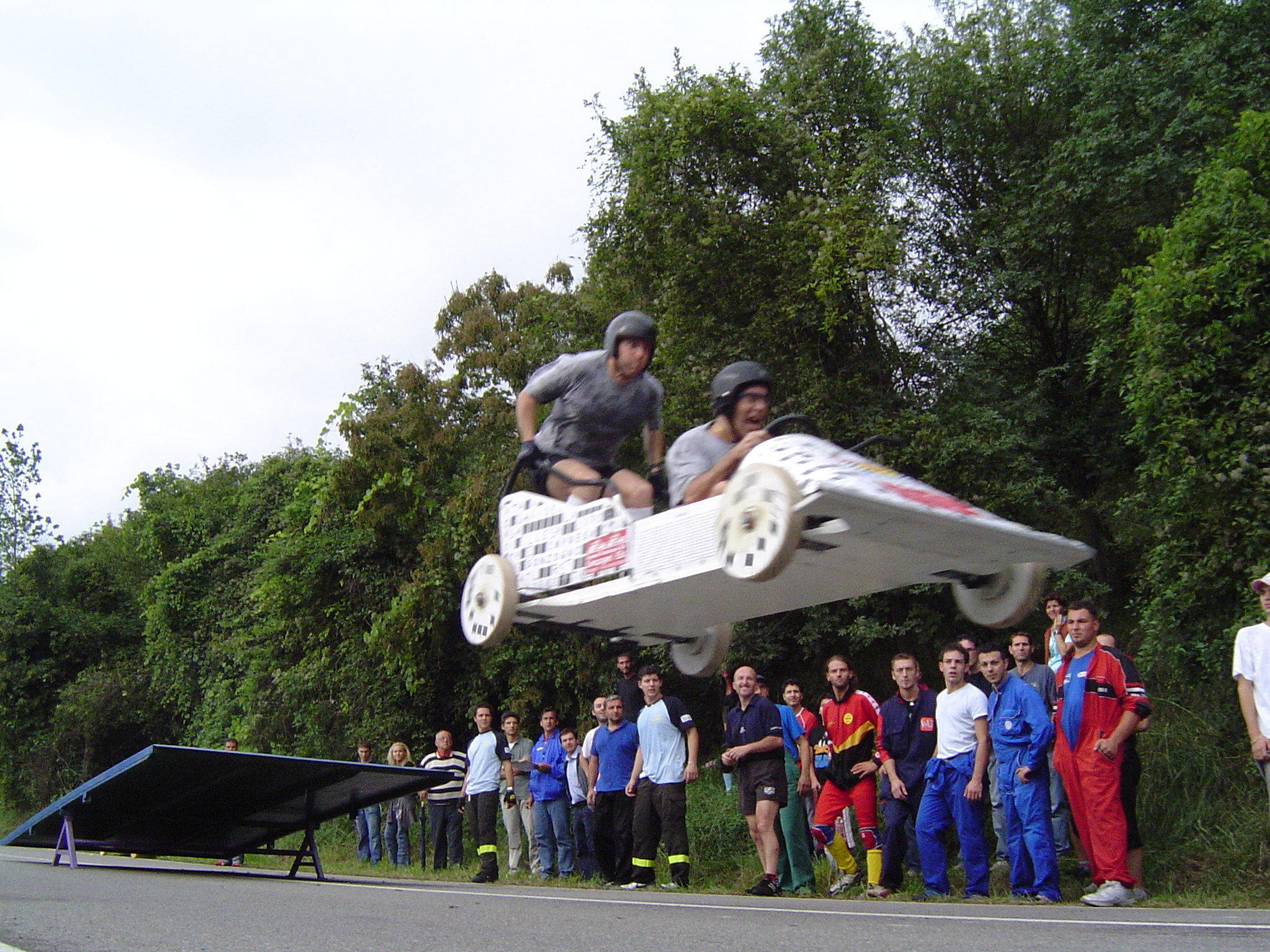 macchina salta tra la schiuma